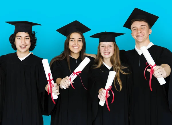 Студенты, имеющие дипломы — стоковое фото