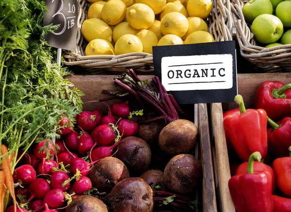 Frutas e produtos hortícolas no mercado dos agricultores — Fotografia de Stock