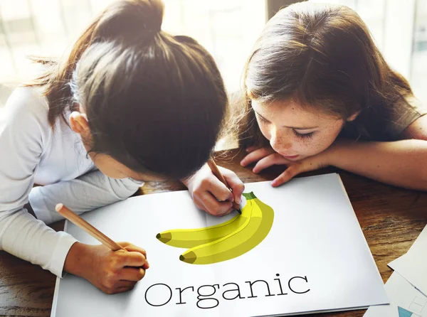 küçük kızlar muz çizim 