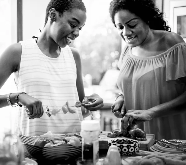 Mulheres preparando churrasco — Fotografia de Stock