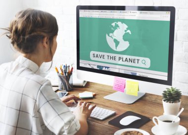 bilgisayar ile çalışan kadın