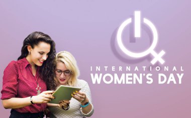 Dijital tablet kullanan kız öğrenciler