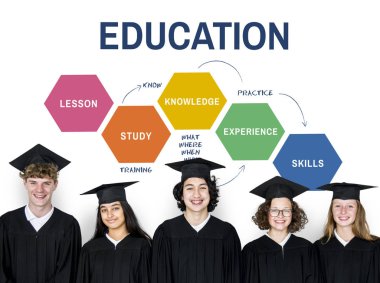 Mezuniyet kapaklar ve önlük giyen öğrenciler