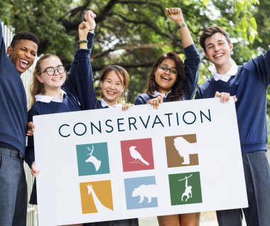 mutlu multicutural öğrenciler ile bayrak