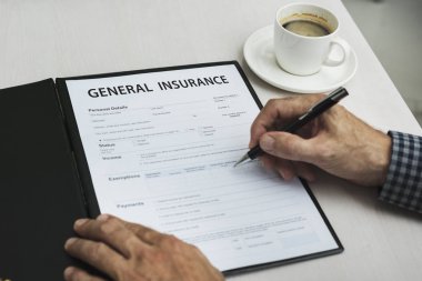 kişi holding kalem ve yazma