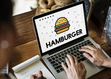 Dizüstü bilgisayarda yazan kişi