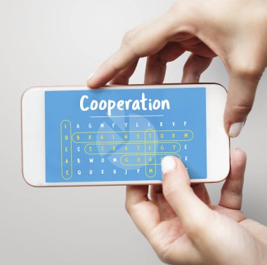 Elinde insan holding cep telefonu  