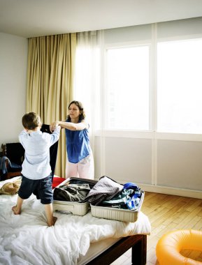 Oğlu anne pack elbise yardım