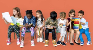 okul çocukları birlikte eğitim