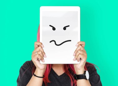 Dijital tablet ile yüz kapsayan kişi