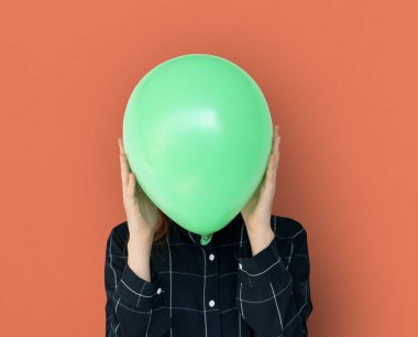 kişi holding yeşil balon