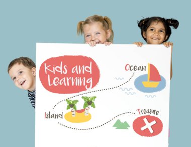 Çocuk afişini saklanıyor