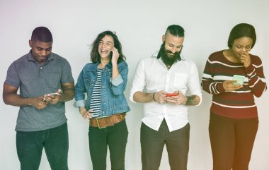 İnsanlar dijital cihazlar