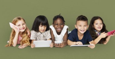 çocuklar dijital cihazlar kullanarak