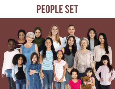 Çok ırklı insanlar gülümsüyor