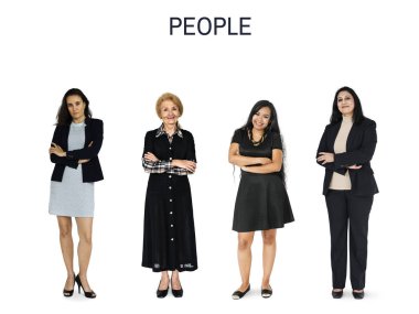 Gülümseyen kadın stüdyoda ayakta 