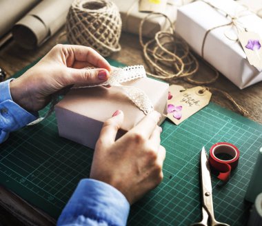 Eller hediye ambalaj