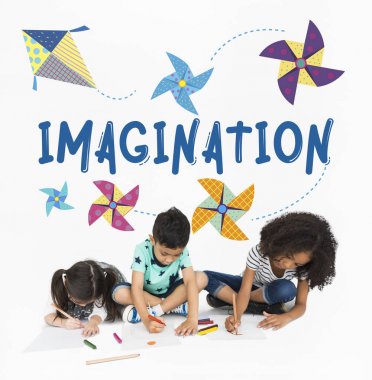 kağıtlara çizim çocuklar