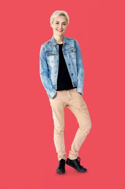 kot ceketli sarışın kadın