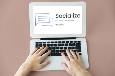 Eller dizüstü bilgisayarda çalışıyor