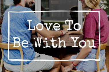 Kafe mekanlarda oturan Çift