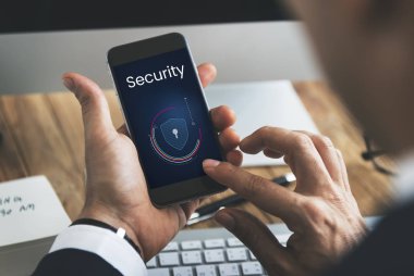 Cep telefonu kullanan iş adamı