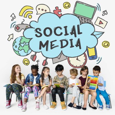 okul çocukları ile birlikte kitap okuyor