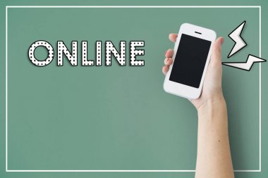  Akıllı telefon kullanan el