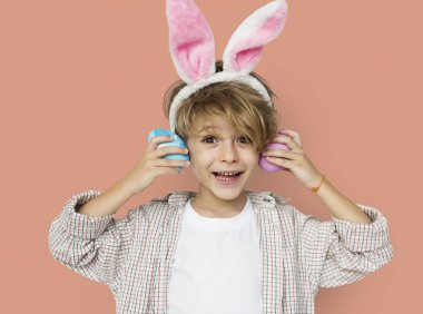 sarışın çocuk bunny kulaklar giyiyor
