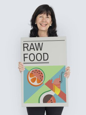 Afişini tutan kadın.