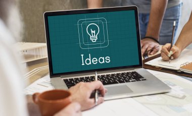 dizüstü bilgisayar kullanarak elleriyle 