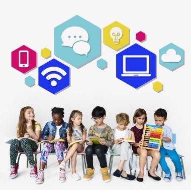 okul çocukları ile birlikte kitap okuyor