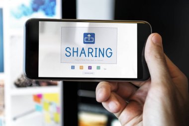 El ele tutuşan akıllı telefon. 