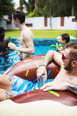 havuz kenarında zevk çeşitlilik arkadaşlar