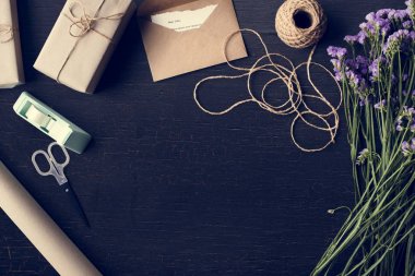 Dekoratif çiçek ve kağıt 