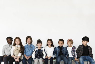 sandalye üzerinde oturan çocuk