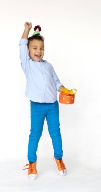 hediye kutusu ile doğum günü şapkalı çocuk