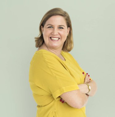 Olgun gülümseyen kadın