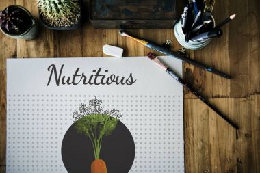 Masanın üzerinde albüm ve Boya fırçaları