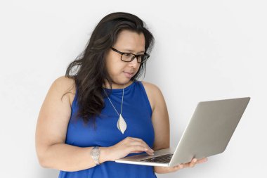 Dizüstü bilgisayar kullanan kadın 