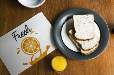 plaka üzerinde meyve suyu ve ekmek dilimleri