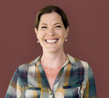 Olgun kadın gülümsüyor  