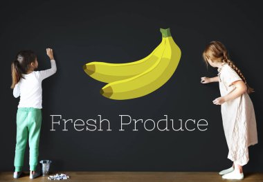 iki kız duvara çizim