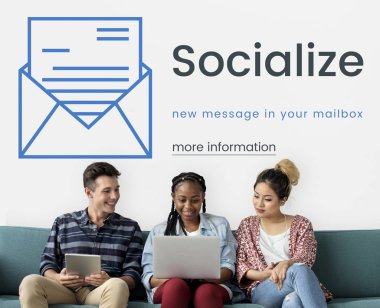 Arkadaşlar dijital cihazlar kullanarak 