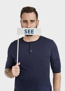  Kağıt bayrak ağzıyla kapsayan adam