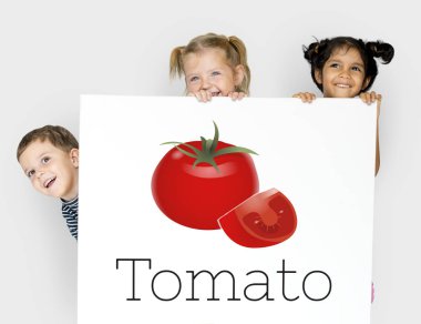 Çocuk afişini saklanıyor