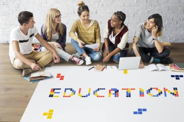 öğrenciler proje üzerinde birlikte çalışma