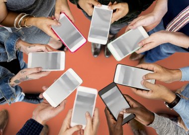 Cep telefonları tutan insanlar