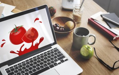 nesneleri ve masa üstünde laptop