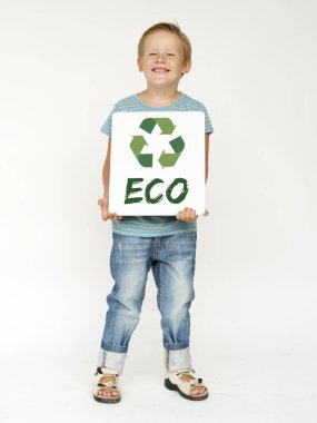 Geri dönüşüm işareti tutan çocuk